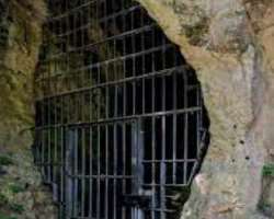 There is also a Robin Hood's Cave where several bones and a horse's head were found. It is estimated that the occupant of this cave used to hunt and t
